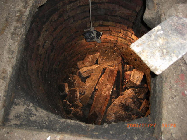 Erste Untersuchung des Bodens im zweiten Brunnen.